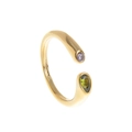 Détail macro de la bague ouverte plaquée or 18k avec pierres de naissance violette et olive - Août