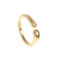 Détail d'une bague ouverte plaquée or 18k avec pierres de naissance poire et rondes - Octobre