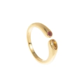 Détail de bague dorée ajustable avec pierre jaune poire et pierre rose ronde - Novembre