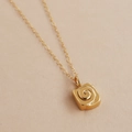 Collier plaqué or 18 carats avec pendentif carré spirale croissant sur fine chaîne à maillons - Style Roulé à la Cannelle (Collier) (5892431434318)