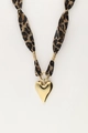 Detalle de colgante de corazón dorado con cinta de tela de leopardo y envoltura de hilo de oro - Collar de Oro