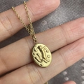 18K vergulde ketting met ovale hanger voorzien van een kat, halve maan en sterren - 3D Gouden Kat Zonder Emaille
