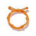 Detalle de la pulsera trenzada naranja ajustable con cuentas doradas y nudos de sujeción - Estilo sin Letra / Naranja