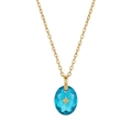 Detailopname van ovale blauwe kristallen hanger met poolster en goudkleurige ketting - Maart - Goud