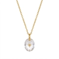 Macro-weergave van vergulde poolster hanger met ovaal kristal en verfijnde schakelketting - April Goud