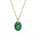 Macro-opname van groene edelsteen hanger met gouden poolster en zirkoon op ketting - Mei - Goud
