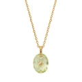 Detailopname van de vergulde poolster ketting met een ovale groene edelsteen hanger - Augustus - Goud