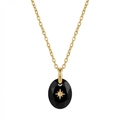 Detail van een gefacetteerde zwarte ovale hanger met gouden noordster aan een gouden ketting - September - Goud