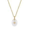 Detail van gouden ketting met ovale witte steen hanger en centraal ster-motief - Oktober - Goud