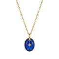Detail van de donkerblauwe gefacetteerde steenhanger met gouden ster op een fijne ketting - December - Goud