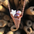 Collana placcata oro 18K con ciondolo a cono gelato in perle marroni e rosa cipria - Stile Due Sfere Stella