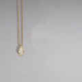 Collana minimalista in acciaio dorato con pendente a goccia d'acqua in opale a forma di pera - Goccia d'Acqua Oro