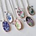 Detailoverzicht van vintage ovale bloemenhangers met goud vergulde kettingen - Blauwe Bloemenstijl (11)