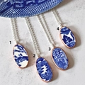 Detailopname van vier vintage ovale hangers met blauw en wit porseleinen bloemenpatroon - Blauwe Bloemenstijl (2)