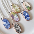 Ovale vintage bloemen keramische hanger kettingen in diverse patronen verguld goud - Kleurrijke Bloemenstijl (7)