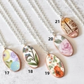 Ovale vintage ketting met bloemenhanger in antieke zilverlook met bloemmotieven - Kleurrijke Bloemenstijl (17)
