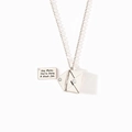 Zilveren titanium stalen envelop ketting met een gegraveerde 'Hey Mama' kaart erin - Hey Mama Inzetstuk - Zilver