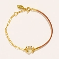 Pulsera de cadena dorada y cordón marrón con colgante de cangrejo y hoja de metal - Cangrejo Blanco (Pulsera Blanca)