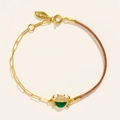 Pulsera de cadena de oro asimétrica con cordón trenzado y dije de cangrejo con piedra - Cangrejo Verde (Pulsera Verde)