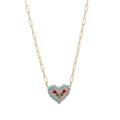 Detail van gouden paperclip ketting met een hartvormige keramische tulp hanger op wit - Hemelsblauw Hart (Paperclipketting)