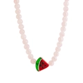 Dettaglio della collana di perle rosa con ciondolo colorato ad anguria smaltata - Collana all'Anguria