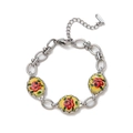 Détail du fermoir mousqueton réglable en acier inoxydable et du motif rose sur le bracelet - Bracelet Couleur Acier Trois Fleurs