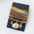 Mehrlagige Schleifen-Haarbänder mit Muschelanhänger und goldener Schnecke auf Karte - Gelb Braun Muschel Schnecke Künstliche Perle Stil (XZNK252234O)