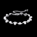 Détail d'un bracelet en perles et strass argentés avec fermoir mousqueton ajustable - Bracelet Seul / Bracelet en Perle Artificielle Blanche (747)