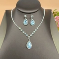 Details des eleganten silbernen Schmucksets mit blauen Tropfen-Anhängern und bunten Kristallen - Silber AB Irisierendes Wassertropfen Halskette Ohrringe Set (463 AB)