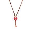 Detalle del colgante de llave corazón dorado con esmalte rojo y cordón trenzado de colores - Estilo Llave de Corazón / Collar de Corazón Rosa