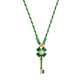 Detalle de colgante de trébol dorado con esmalte verde y perla en cordón trenzado colorido - Estilo de Llave de Trébol / Collar Trébol Verde
