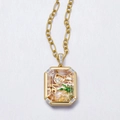 Makroaufnahme des Goldglas Medaillons mit LOVE-Schriftzug und Palmenanhänger - Quadratische Transparente Glasmedaillon Halskette