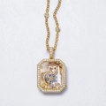 Elegante goldene Halskette mit rechteckigem Anhänger und funkelnden weißen Steinen - Quadratische Strass Glasmedaillon Halskette