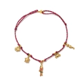 Dettaglio della collana in corda intrecciata con cinque ciondoli marini dorati - Stile Multi-Pesce / Rosso