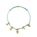 Dettaglio della collana in corda intrecciata con ciondoli dorati a forma di pesce e croce - Stile Multi-Pesce / Verde