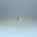 Detailansicht der Eistüten-Halskette mit Perlen und goldener Kette für Damen - Horizontale Perle (Horizontale Goldkegel-Perlenhalskette)