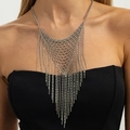 Collar babero punk con flecos de cadena plateados en capas sobre modelo femenina - Plateado