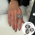 Anello argento vintage con tre cristalli grigi sulla mano e vista dettaglio misura - Stile Ovale a Tripla Pietra Vintage (0968)