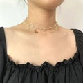 Detalle de un collar choker de mariposa dorada con dijes calados y circonitas brillantes - Estilo Mariposa Hueca Estrás (3073) / Dorado