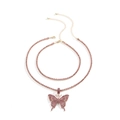 Detailaufnahme einer zweilagigen Goldkette mit einem großen rosa Kristall Schmetterling - Gold mit rosa Zirkonia