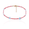 Detail van kleurrijke kralenketting met madeliefjes, rode witte kralen en gouden sluiting - Enkelbandje (0631) / Rood + Wit