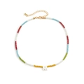 Detail van kleurrijke kristallen kralenketting met een witte M-hanger en gouden sluiting - Stijl Drie Meerkleurig Letter M Hanger (4320)
