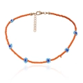 Detail van de oranje kralenketting met blauwe madeliefjes en gouden verstelbare sluiting - Enkelbandje (0631) / Oranje