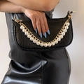 Borsa a mezzaluna nera a trama coccodrillo con catena dorata e grandi perle - Oro Stile Catena Spessa di Perle (0027)