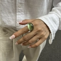 Auffälliger grüner Ring aus Acrylharz im modernen, geometrischen, minimalistischen Stil - Lichtgrün