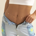 Dettaglio catena in vita dorata con stelle di strass indossata per un look estivo chic - Stile Dorato(D1161)