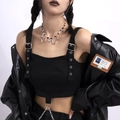 Primer plano de collar de perlas mariposa en modelo con chaqueta de cuero negra - Estilo Mariposa Blanco y Negro (5266) / Negro Blanco Plata