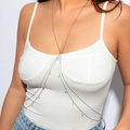 Sexy silberne mehrlagige Körperkette mit weißen Perlen auf einem weiblichen Model - 05 White K 1444