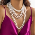 Detalle de collar de perlas blancas de varias capas con un vestido de satén morado - Estilo Apilado de 6 Capas (4580) / Blanco