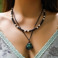 Zweilagige Boho-Perlenkette mit grünem Stein-Anhänger in handgewebtem Netz-Design - Schwarz Weiße Perle Grüner Stein Stil (4395)
